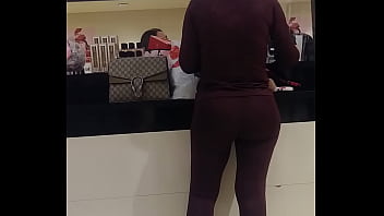 Big booty at the mall